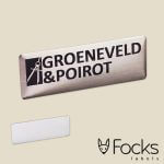 Naamlabel geborsteld RVS304, geëtst en ingelakt in zwart, machinaal gestanst en voorzien van foamtape