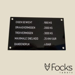 Typenschild aus laserbeschriftetem, schwarz eloxiertem Aluminium