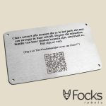 QR code plaatje van geanodiseerd aluminium met zwarte, slijtvaste bedrukking, QR code lasergegraveerd