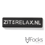 Naamlabel Zit en Relax, voor fauteuils. Gegoten aluminium, zwart gespoten, toplaag diamant geslepen voor luxe effect, met vouwpennen aan achterzijde voor montage.