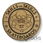 Merklabel Skills or Skulls, voor skateboards, 2mm dik zink legering gegoten, ontwerp verdiept, met antiek messing finish