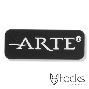 Logolabel Arte, voor luxe behang. Gegoten aluminium, mat zwart gespoten, toplaag diamant geslepen, voorzien van kleeflaag.