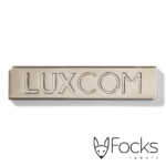 Naamplaat Luxcom, voor luxe buitenverblijven, gegoten zinklegering, zilver mat vernikkeld, logo verdiept.