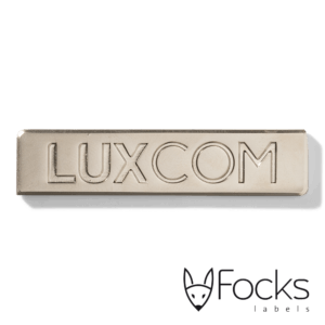 Naamplaat Luxcom, voor luxe buitenverblijven, gegoten zinklegering, zilver mat vernikkeld, logo verdiept.
