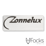 Naamlabel Zonnelux, voor zonwering, geborsteld en gepreegd aluminium voor zonwering, logo zwart bedrukt, rond gewalst voor montage op aluminium profiel.