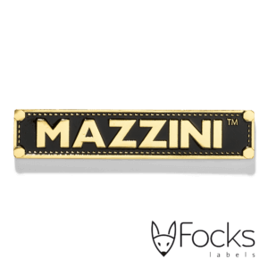 Naam label Mazzini voor luxe kindermeubels, gegoten zinklegering, achtergrond zwart ingelakt, opliggend logo glanzend goud, met 3MVHB foam tape.