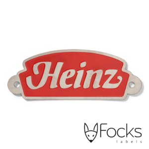 Naamlabel Heinz voor sales promotion, RVS geëtst, achtergrond rood ingelakt, voorzien van 2 boorgaten.