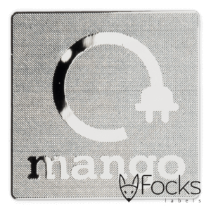 Logolabel Mango voor elektrische scootmobiel, 3D metaal, achtergrond met fijne structuur, logo zilverglanzend