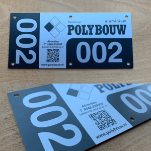 Aluminium QR-Code label voor Polybouw, digitaal gedrukt, met wisselend nummer.