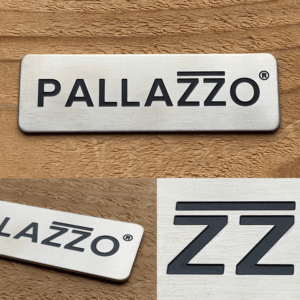 Naamlabels voor Pallazzo veranda's van RVS 304. Geborsteld, geëtst en ingelakt in zwart. Gestanst en handmatig voorzien van een 3M VHB foamtape.