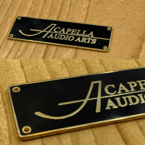 Naamlabel voor Acapella Audio Arts, gegoten zinklegering, 18 karaats goud verguld