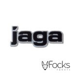 3D metaal naamlabel Jaga, 2 lagen, basis label met streep effect in zilverglanzend. Toplaag in zwartglanzend.