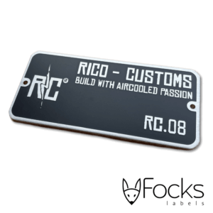 Rico Customs aluminium geëtst nummerlabel, ingelakt in zwart