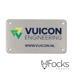 RVS naamlabel Vuicon, logo verdiept geëtst en ingelakt in 4 kleuren, met boorgaten.