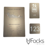 Aluminium plattegrondbord, huisnummerbord en liftbord voor flatgebouw, full colour bedrukt, met facetrand, sterke tape aan achterzijde voor montage.