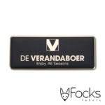 De Verandaboer naamlabel van geborsteld RVS, achtergrond verdiept geëtst en ingelakt in mat zwart, kleeflaag aan achterzijde, machinaal gestanst.